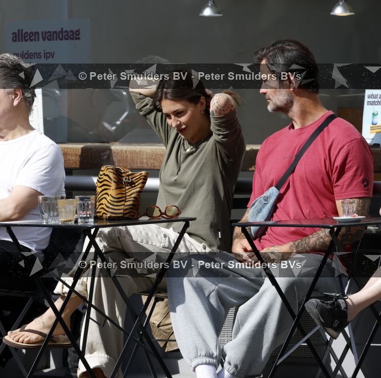 Amsterdam 29 mei 2026
Arie Boomsma en zijn vrouw Romy Boomsma samen op terras bij de coffee company in Amsterdam zuid