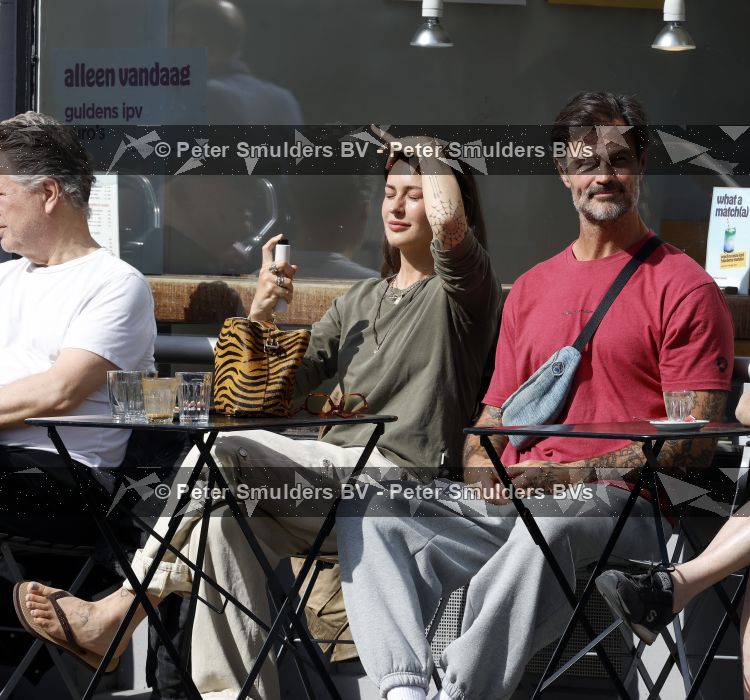 Amsterdam 29 mei 2026
Arie Boomsma en zijn vrouw Romy Boomsma samen op terras bij de coffee company in Amsterdam zuid