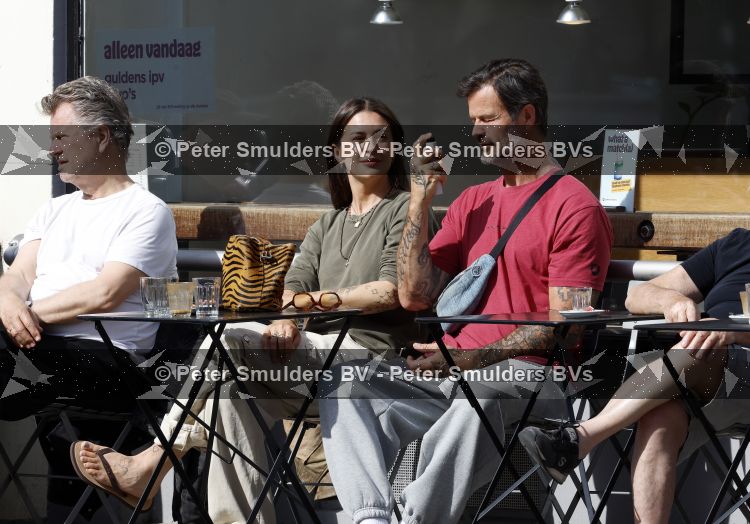 Amsterdam 29 mei 2026
Arie Boomsma en zijn vrouw Romy Boomsma samen op terras bij de coffee company in Amsterdam zuid