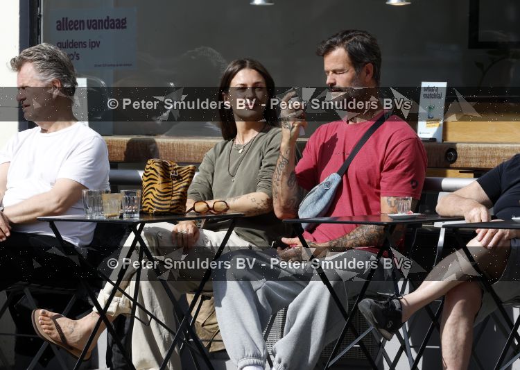 Amsterdam 29 mei 2026
Arie Boomsma en zijn vrouw Romy Boomsma samen op terras bij de coffee company in Amsterdam zuid