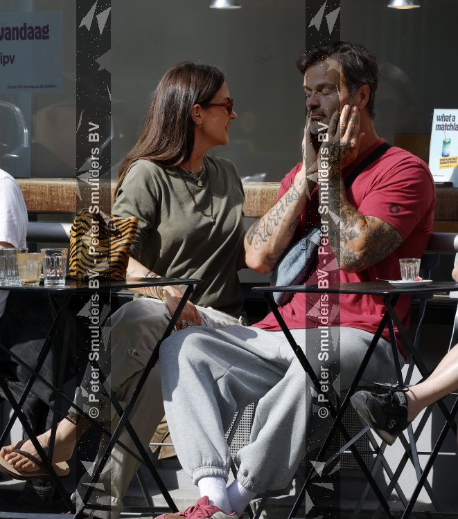 Amsterdam 29 mei 2026
Arie Boomsma en zijn vrouw Romy Boomsma samen op terras bij de coffee company in Amsterdam zuid