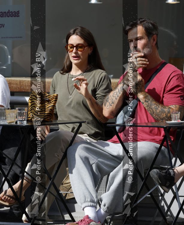 Amsterdam 29 mei 2026
Arie Boomsma en zijn vrouw Romy Boomsma samen op terras bij de coffee company in Amsterdam zuid