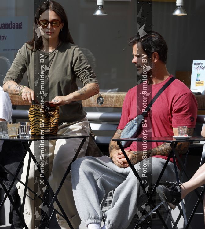 Amsterdam 29 mei 2026
Arie Boomsma en zijn vrouw Romy Boomsma samen op terras bij de coffee company in Amsterdam zuid