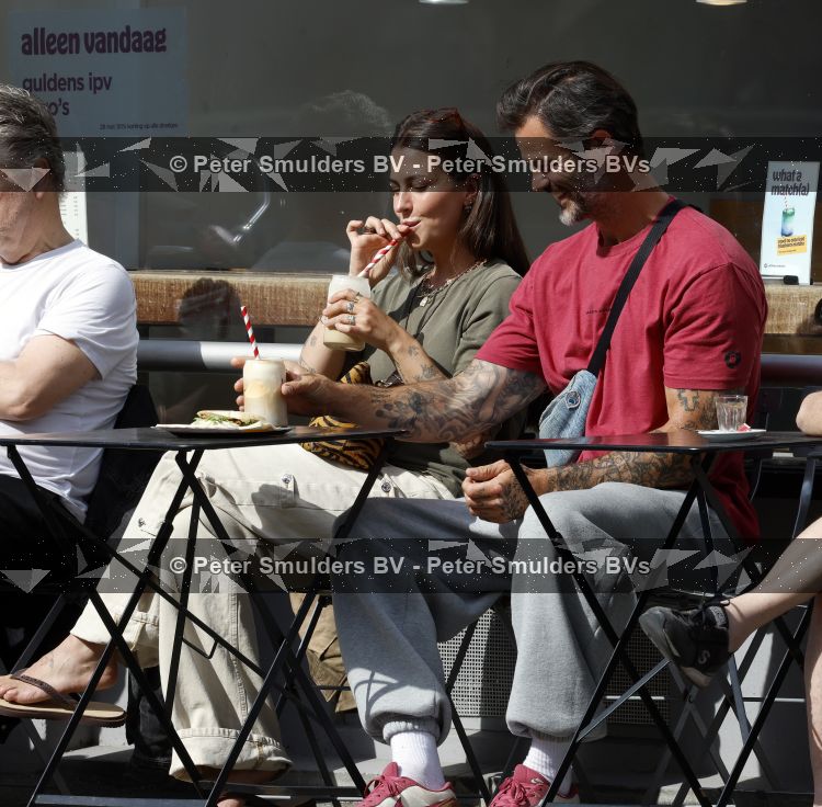 Amsterdam 29 mei 2026
Arie Boomsma en zijn vrouw Romy Boomsma samen op terras bij de coffee company in Amsterdam zuid