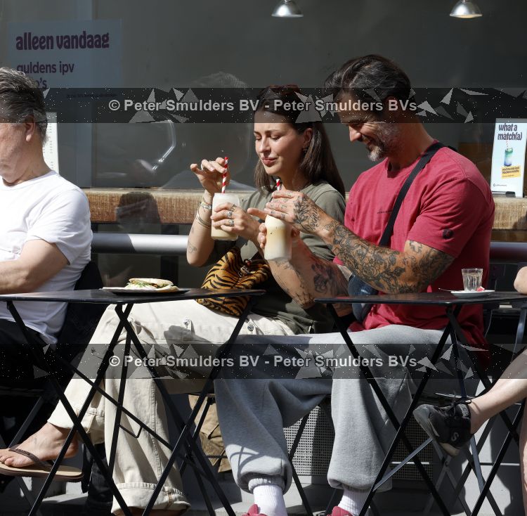 Amsterdam 29 mei 2026
Arie Boomsma en zijn vrouw Romy Boomsma samen op terras bij de coffee company in Amsterdam zuid