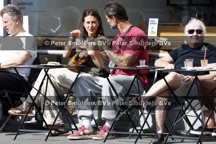 Amsterdam 29 mei 2026
Arie Boomsma en zijn vrouw Romy Boomsma samen op terras bij de coffee company in Amsterdam zuid