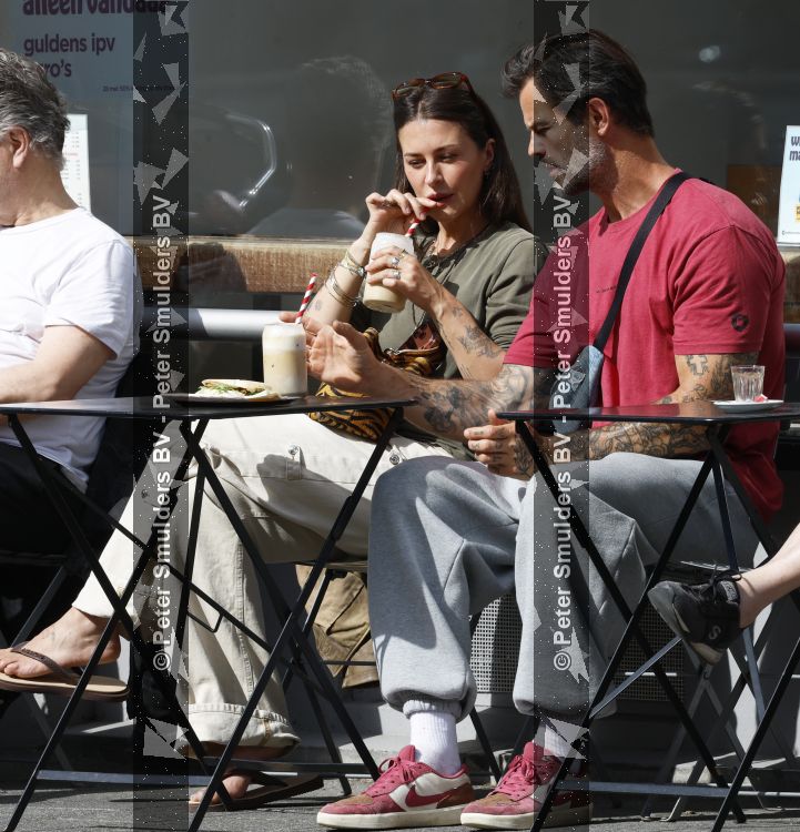 Amsterdam 29 mei 2026
Arie Boomsma en zijn vrouw Romy Boomsma samen op terras bij de coffee company in Amsterdam zuid