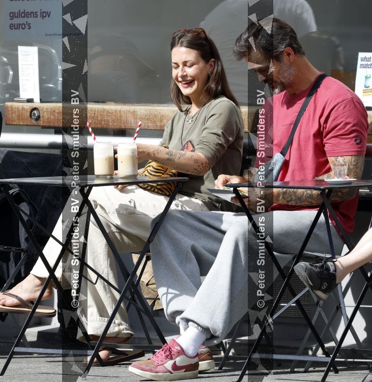Amsterdam 29 mei 2026
Arie Boomsma en zijn vrouw Romy Boomsma samen op terras bij de coffee company in Amsterdam zuid