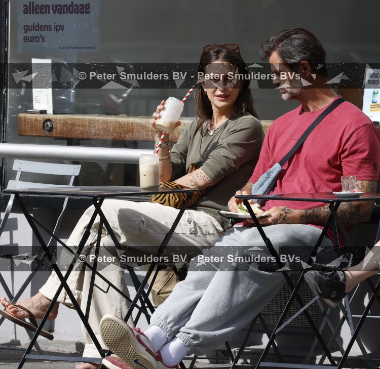 Amsterdam 29 mei 2026
Arie Boomsma en zijn vrouw Romy Boomsma samen op terras bij de coffee company in Amsterdam zuid