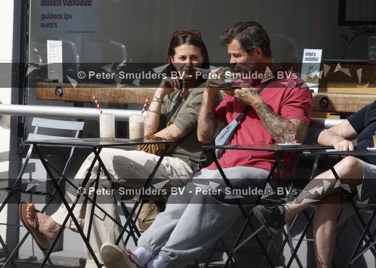 Amsterdam 29 mei 2026
Arie Boomsma en zijn vrouw Romy Boomsma samen op terras bij de coffee company in Amsterdam zuid