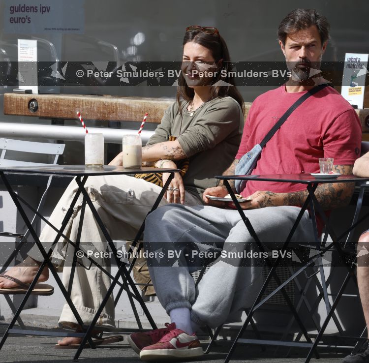 Amsterdam 29 mei 2026
Arie Boomsma en zijn vrouw Romy Boomsma samen op terras bij de coffee company in Amsterdam zuid