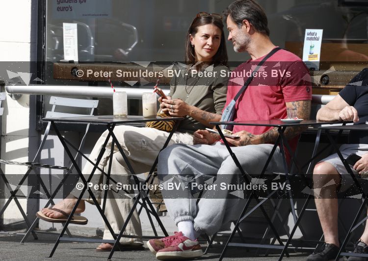 Amsterdam 29 mei 2026
Arie Boomsma en zijn vrouw Romy Boomsma samen op terras bij de coffee company in Amsterdam zuid