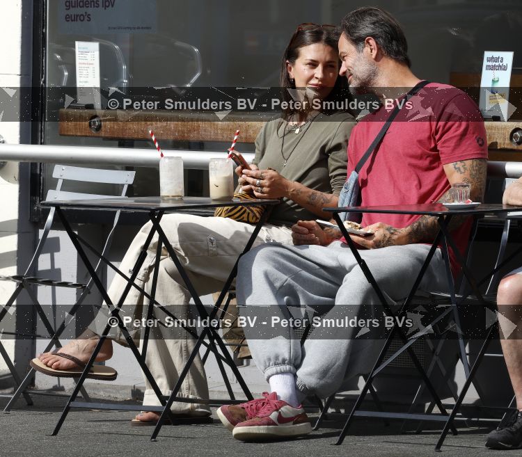 Amsterdam 29 mei 2026
Arie Boomsma en zijn vrouw Romy Boomsma samen op terras bij de coffee company in Amsterdam zuid