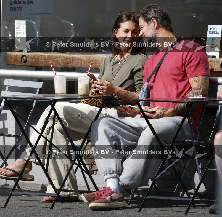 Amsterdam 29 mei 2026
Arie Boomsma en zijn vrouw Romy Boomsma samen op terras bij de coffee company in Amsterdam zuid