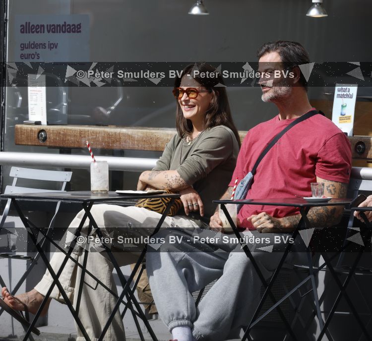 Amsterdam 29 mei 2026
Arie Boomsma en zijn vrouw Romy Boomsma samen op terras bij de coffee company in Amsterdam zuid