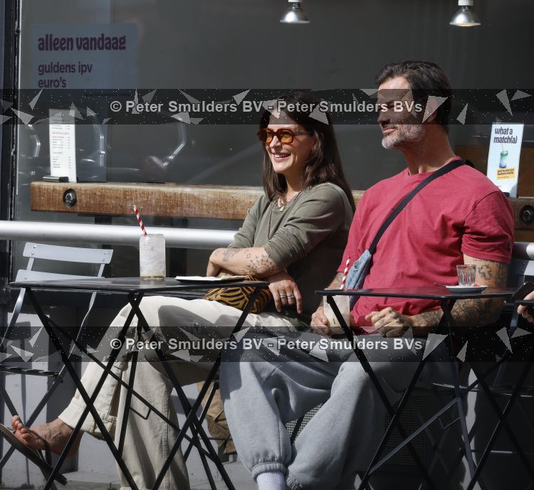 Amsterdam 29 mei 2026
Arie Boomsma en zijn vrouw Romy Boomsma samen op terras bij de coffee company in Amsterdam zuid