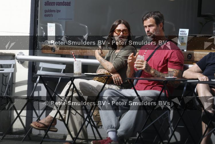 Amsterdam 29 mei 2026
Arie Boomsma en zijn vrouw Romy Boomsma samen op terras bij de coffee company in Amsterdam zuid