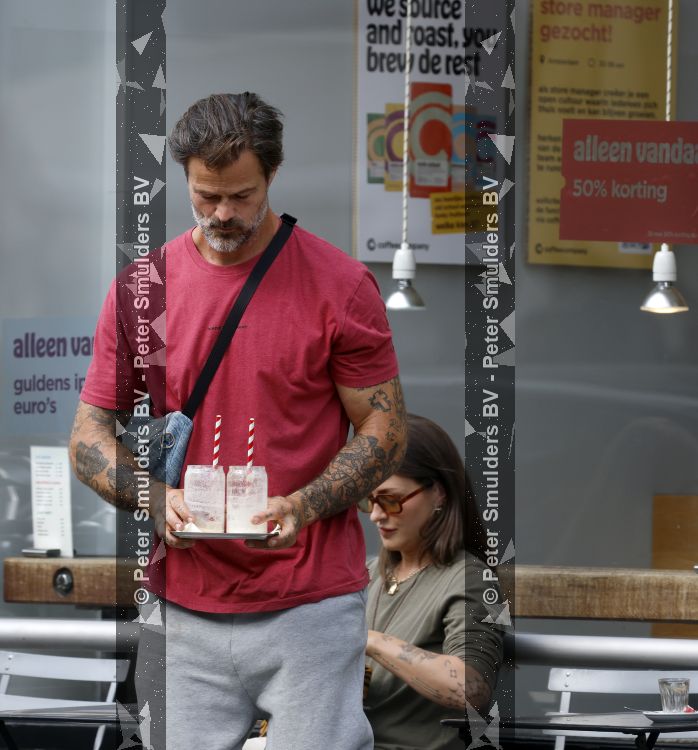 Amsterdam 29 mei 2026
Arie Boomsma en zijn vrouw Romy Boomsma samen op terras bij de coffee company in Amsterdam zuid