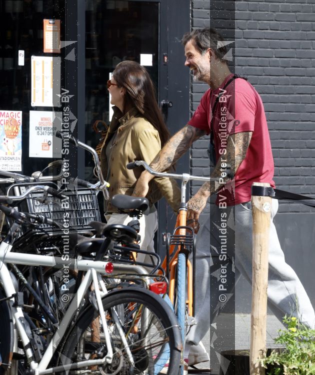 Amsterdam 29 mei 2026
Arie Boomsma en zijn vrouw Romy Boomsma samen op terras bij de coffee company in Amsterdam zuid