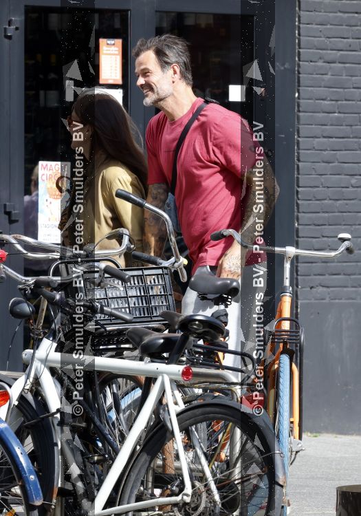 Amsterdam 29 mei 2026
Arie Boomsma en zijn vrouw Romy Boomsma samen op terras bij de coffee company in Amsterdam zuid