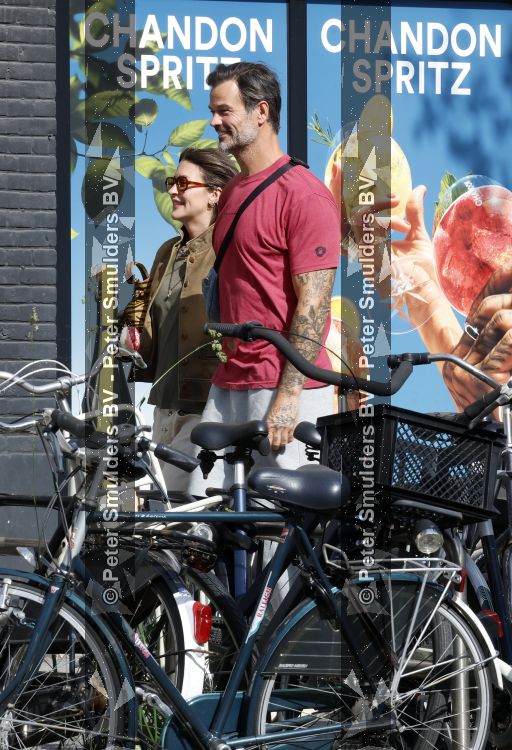 Amsterdam 29 mei 2026
Arie Boomsma en zijn vrouw Romy Boomsma samen op terras bij de coffee company in Amsterdam zuid