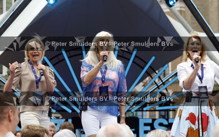 Zwolle 8 juli 2026
Muziekfeest op het Plein.  Babe met oa Marga Bult en Margot v d Ven 