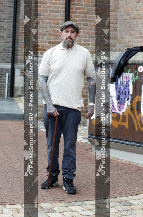 Arnhem 13 mei 2026
Ben Saunders loopt met een wandelstok omdat hij een drie dubbele hernia heeft .