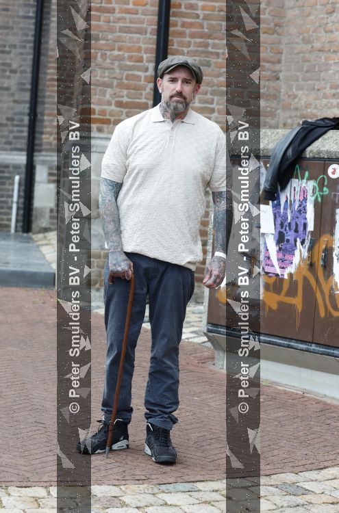 Arnhem 13 mei 2026
Ben Saunders loopt met een wandelstok omdat hij een drie dubbele hernia heeft .