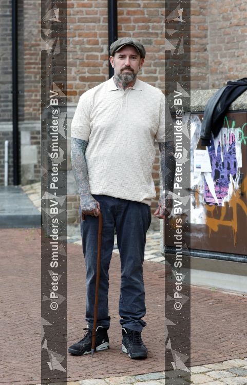 Arnhem 13 mei 2026
Ben Saunders loopt met een wandelstok omdat hij een drie dubbele hernia heeft .
