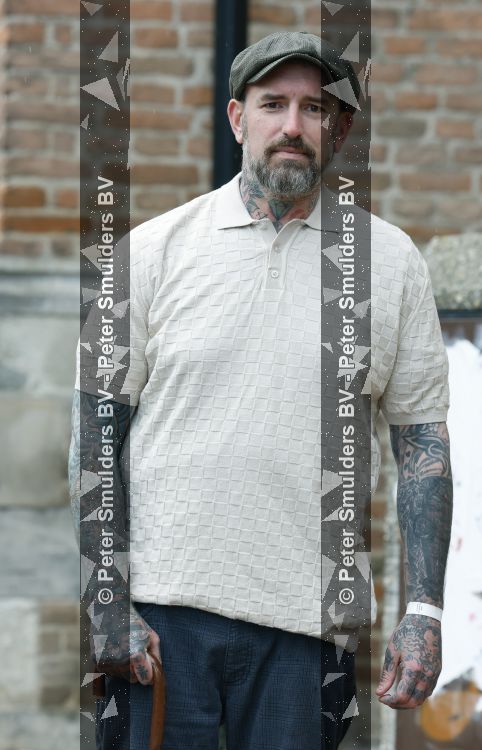 Arnhem 13 mei 2026
Ben Saunders loopt met een wandelstok omdat hij een drie dubbele hernia heeft .