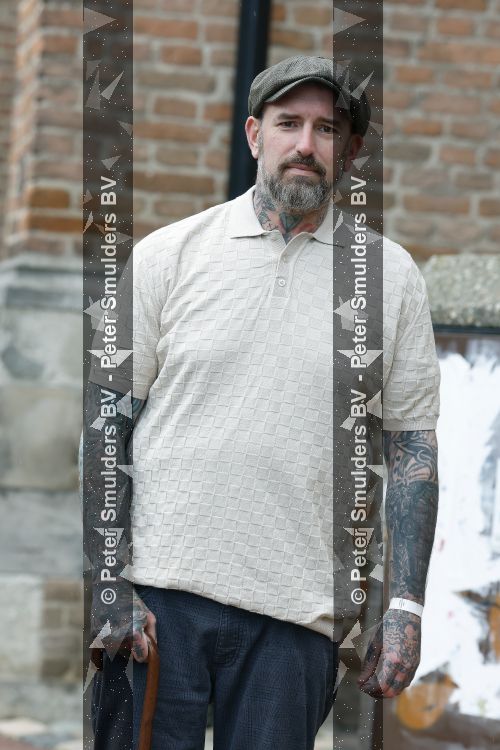 Arnhem 13 mei 2026
Ben Saunders loopt met een wandelstok omdat hij een drie dubbele hernia heeft .