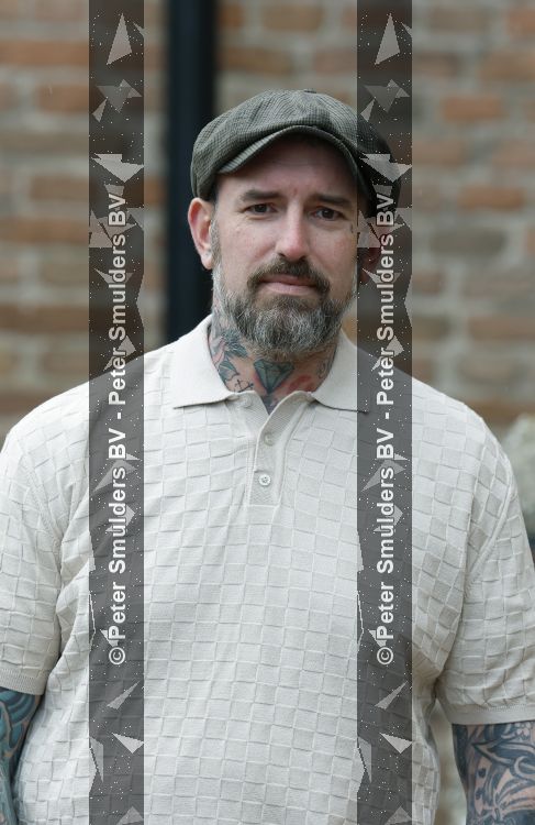 Arnhem 13 mei 2026
Ben Saunders loopt met een wandelstok omdat hij een drie dubbele hernia heeft .