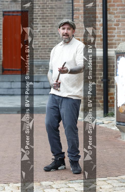 Arnhem 13 mei 2026
Ben Saunders loopt met een wandelstok omdat hij een drie dubbele hernia heeft .
