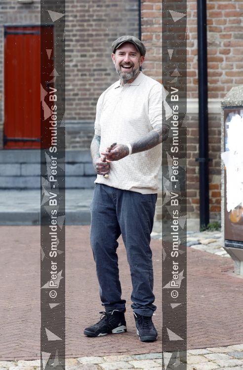 Arnhem 13 mei 2026
Ben Saunders loopt met een wandelstok omdat hij een drie dubbele hernia heeft .