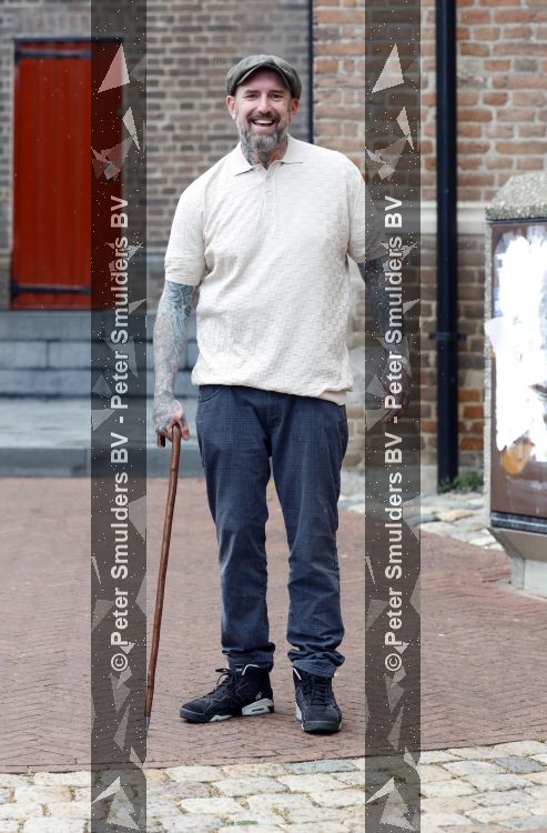 Arnhem 13 mei 2026
Ben Saunders loopt met een wandelstok omdat hij een drie dubbele hernia heeft .