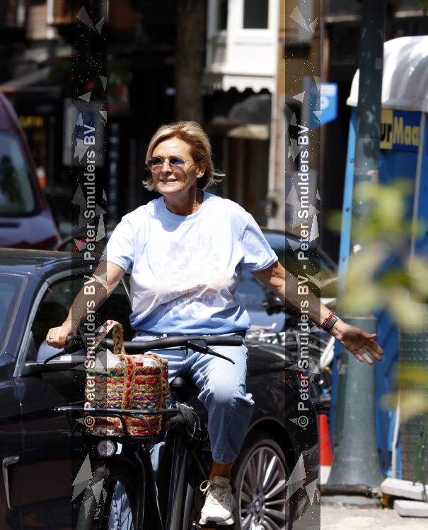 Amsterdam 7 juli 2026
Caroline Tensen doet op de fiets boodschappen in Amsterdam zuid.