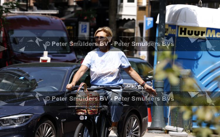 Amsterdam 7 juli 2026
Caroline Tensen doet op de fiets boodschappen in Amsterdam zuid.