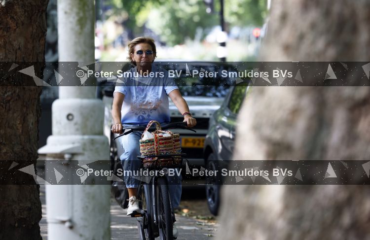 Amsterdam 7 juli 2026
Caroline Tensen doet op de fiets boodschappen in Amsterdam zuid.