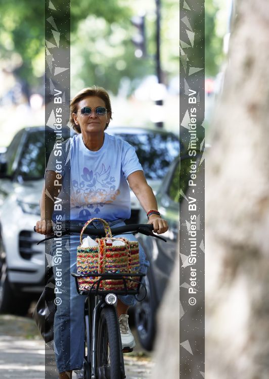 Amsterdam 7 juli 2026
Caroline Tensen doet op de fiets boodschappen in Amsterdam zuid.