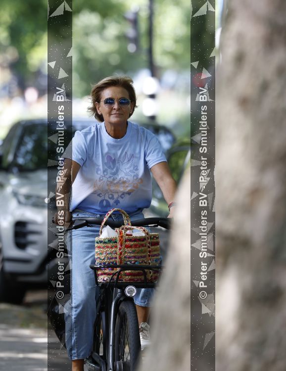 Amsterdam 7 juli 2026
Caroline Tensen doet op de fiets boodschappen in Amsterdam zuid.