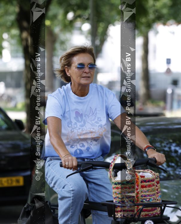Amsterdam 7 juli 2026
Caroline Tensen doet op de fiets boodschappen in Amsterdam zuid.