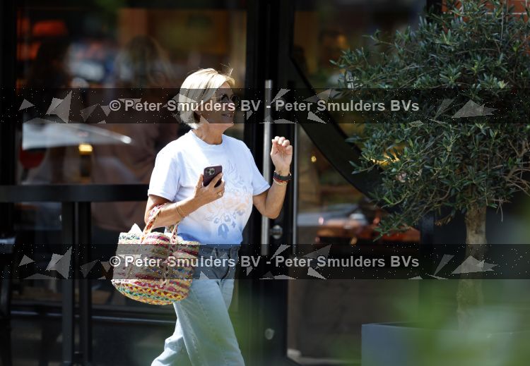 Amsterdam 7 juli 2026
Caroline Tensen doet op de fiets boodschappen in Amsterdam zuid.
