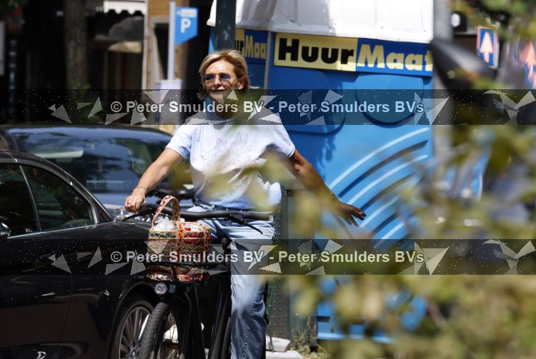 Amsterdam 7 juli 2026
Caroline Tensen doet op de fiets boodschappen in Amsterdam zuid.