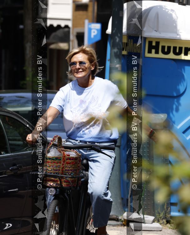 Amsterdam 7 juli 2026
Caroline Tensen doet op de fiets boodschappen in Amsterdam zuid.