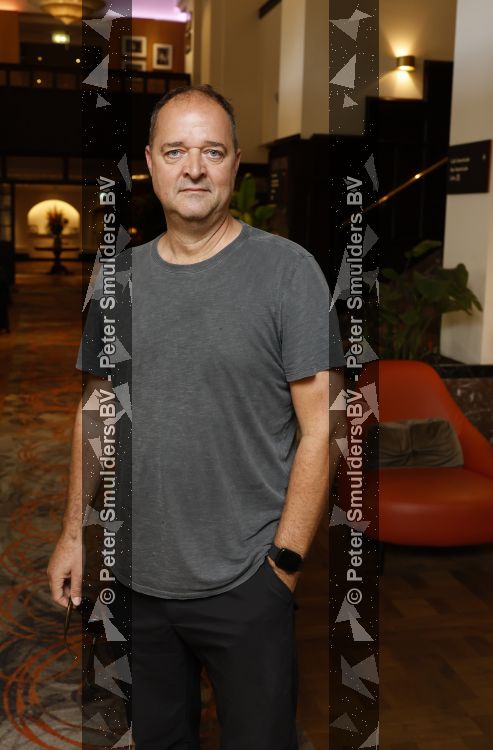 Amsterdam 11 juli 2026
Vandaag was het 25 jaar geleden dat Herman Brood zelf moord pleegde door van het Hilton Hotel af te springen .
Aanwezig Xandra Brood Holly Brood met partner Soy Kroon en Lola Brood met partner en 2 kinderen . Het vond Plaats in het Americain Hotel. Cees Boot
