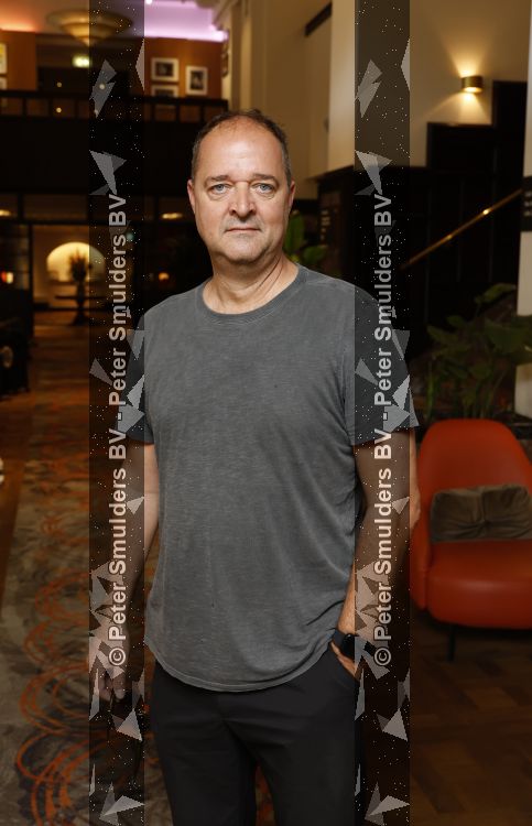 Amsterdam 11 juli 2026
Vandaag was het 25 jaar geleden dat Herman Brood zelf moord pleegde door van het Hilton Hotel af te springen .
Aanwezig Xandra Brood Holly Brood met partner Soy Kroon en Lola Brood met partner en 2 kinderen . Het vond Plaats in het Americain Hotel. Cees Boot