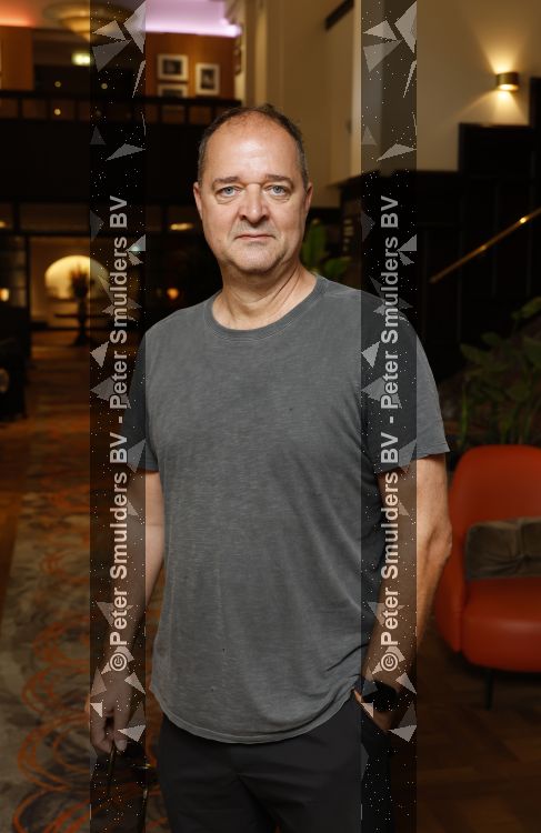 Amsterdam 11 juli 2026
Vandaag was het 25 jaar geleden dat Herman Brood zelf moord pleegde door van het Hilton Hotel af te springen .
Aanwezig Xandra Brood Holly Brood met partner Soy Kroon en Lola Brood met partner en 2 kinderen . Het vond Plaats in het Americain Hotel. Cees Boot