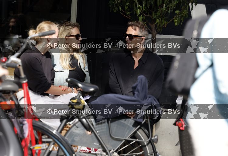 Amsterdam 29 mei 2026
Chantal janzen met haar man Marcel Geeratz op terras .