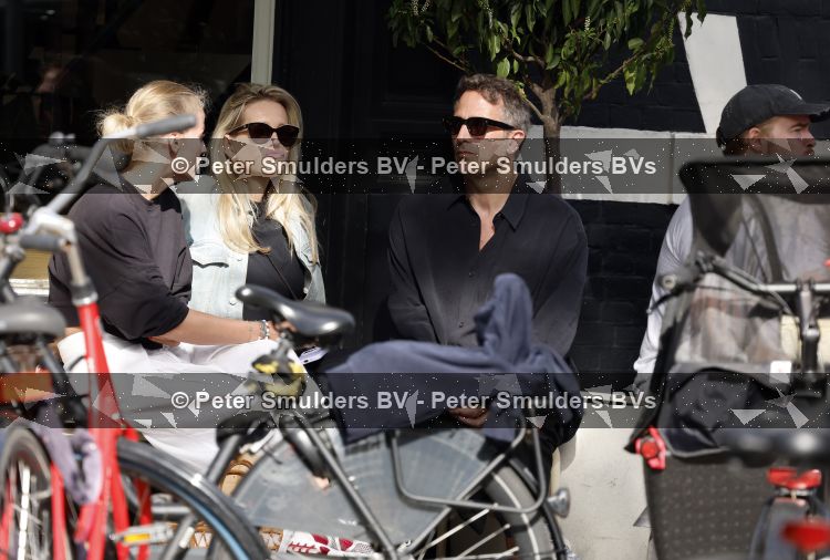 Amsterdam 29 mei 2026
Chantal janzen met haar man Marcel Geeratz op terras .