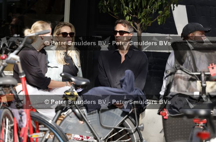 Amsterdam 29 mei 2026
Chantal janzen met haar man Marcel Geeratz op terras .